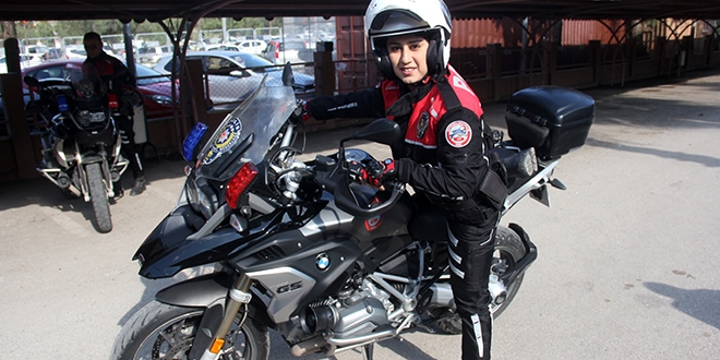 Adana'n�n motosikletli tek kad�n yunusu