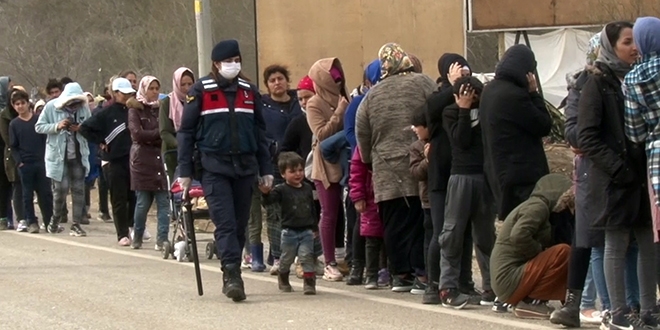 Kadın komutan herkesin gönlünü fethetti