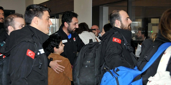 Antarktika'ya giden bilim seferi ekibi yurda döndü