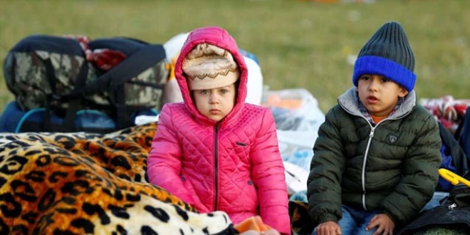 Göçmenlerin sınırda bekleyişi sürüyor