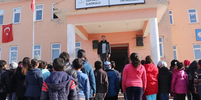 Başkale'de depremzede öğrenciler ders başı yaptı