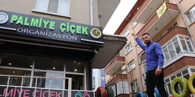 İş yerinden çıkan kişinin üzerine halı düştü