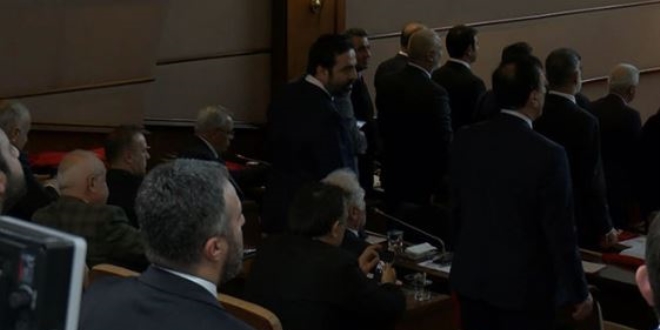 �BB'de �stiklal Mar�� krizi! CHP'liler aya�a kalkmad�