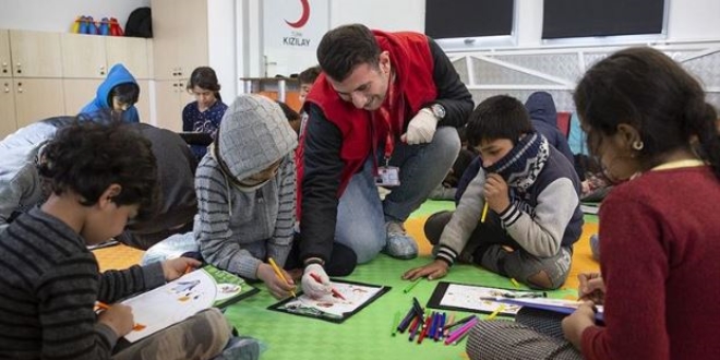 Türkiye sınırdaki sığınmacılara yardım elini uzatıyor