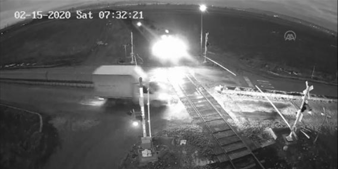 Afyonkarahisar'daki hemzemin ge�itteki tren kazas� g�venlik kameras�nda