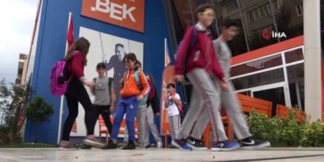 Öğrencilerden korona selamı...Ayaklarıyla selamlaşıyorlar