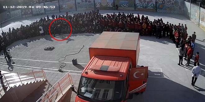 Öğrenciye tekme atmakla suçlanan müdürden ilginç savunma