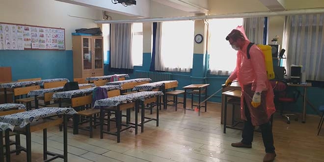 Okul müdüründen korona virüse karşı tedbir