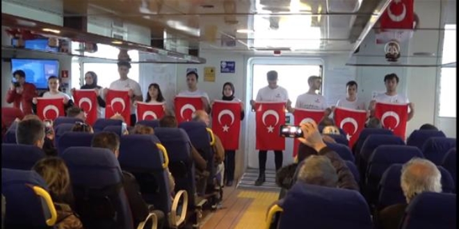 Vapur ve meydanda İstiklal Marşı okuyan öğrenciler, İzmirlileri duygulandırdı