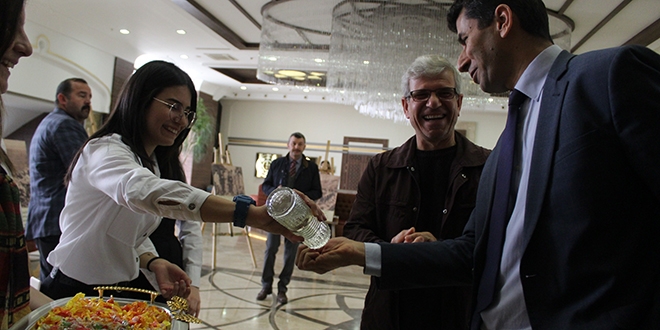 �stiklal Mar��n� kabul t�reninde koronaya kolonyal� �nlem