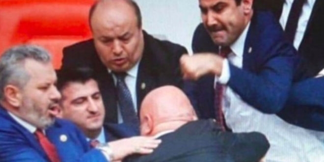 Engin Özkoç'a yumruk atan vekilin eli sargıda