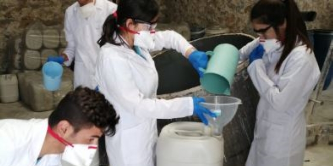 Bu okulda günde 6 ton dezenfektan üretiliyor