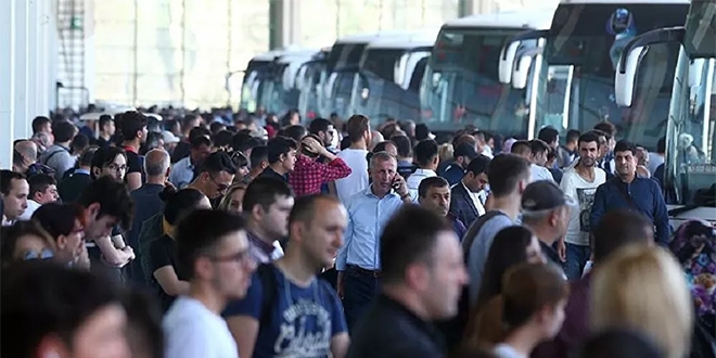 Memleketlerine gitmek isteyen üniversite öğrencilerinin bilet telaşı