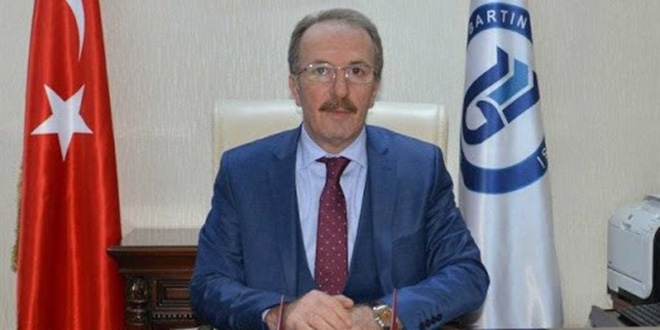 Rektör bilet kuyruğuna giren öğrencilere seslendi