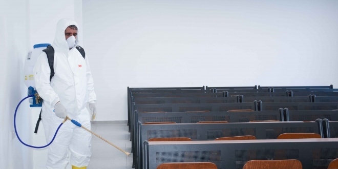 E�itim kurumlar� korona vir�se kar�� dezenfeksiyon i�lemlerini aksatm�yor
