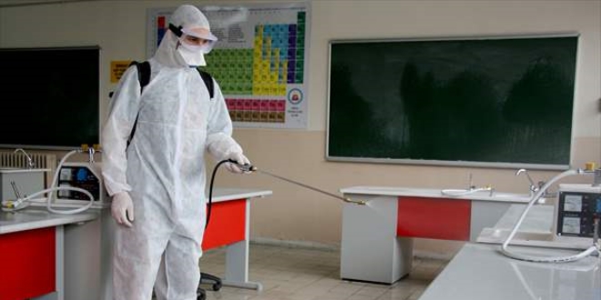Meslek lisesi öğrencileri koronavirüse karşı dezenfektan üretti