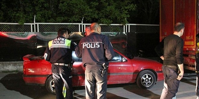 'Dur' ihtarına uymayarak polise çarpan sürücü tutuklandı