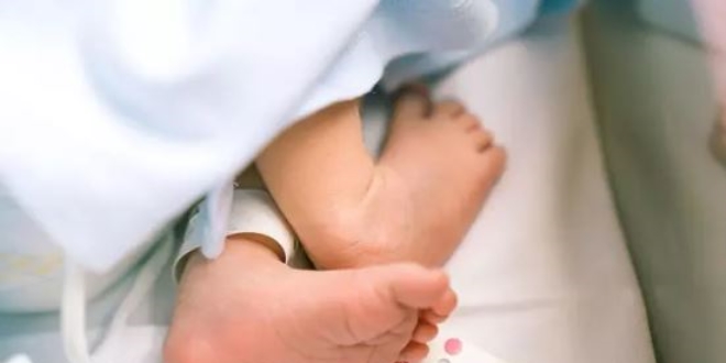 İngiltere'de yeni doğan bir bebekte koronavirüse rastlandı