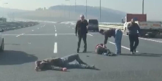 Otobanda kaza sonrası tekme ve yumruklar konuştu