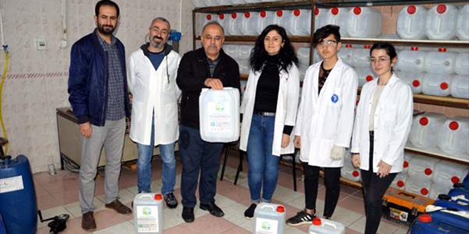 Meslek lisesi öğrencileri 'dezenfektan mesaisi'nde