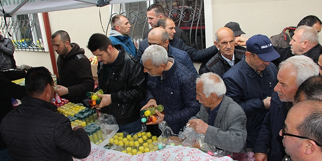 Muhtar fırsatçılara inat kolonyayı 1 liraya sattı