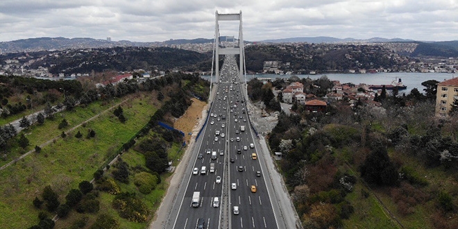 İstanbul'un boş meydanları ve trafiği havadan görüntülendi