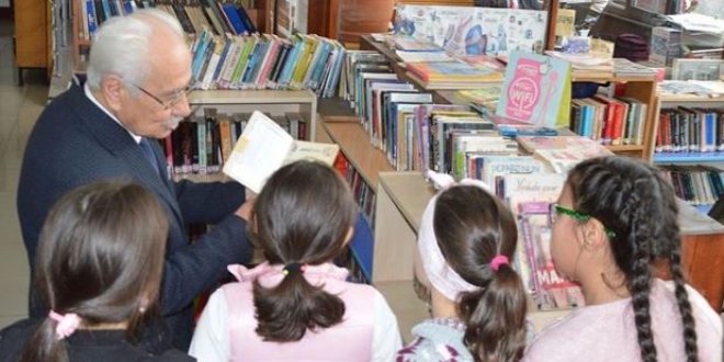86 yaşındaki 'kitap kurdu' öğrencilere örnek oluyor