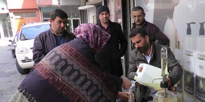 Fırsatçılara inat şişesini getirene bedava kolonya dağıtıyor
