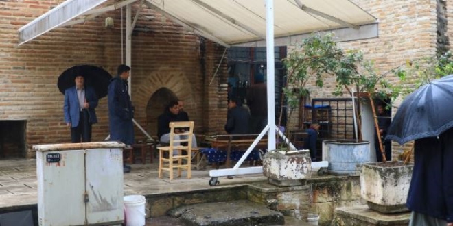 Adana'da kraathaneci ve vatandalar yasaa uymad