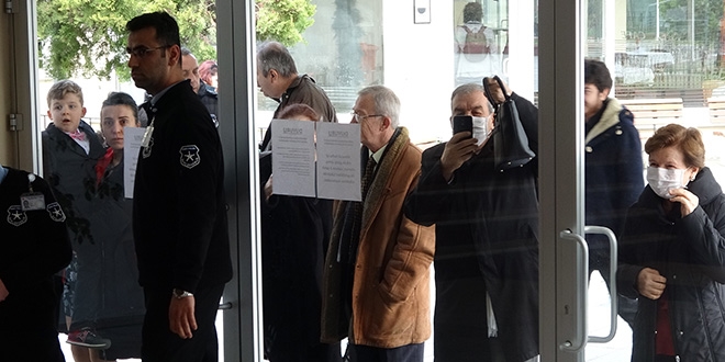 Koronavir�s� korkusuyla nikah� cam�n arkas�ndan izlediler