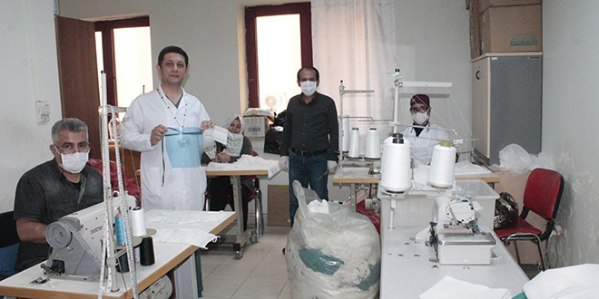 Hastane, çalışanları için kendi maskesini üretiyor