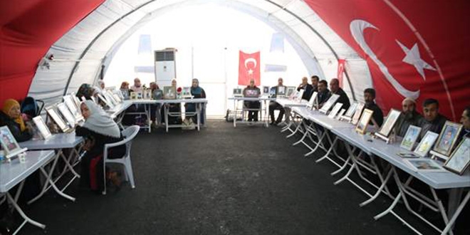 Diyarbak�r annelerinin oturma eylemine 3 aile daha kat�ld�