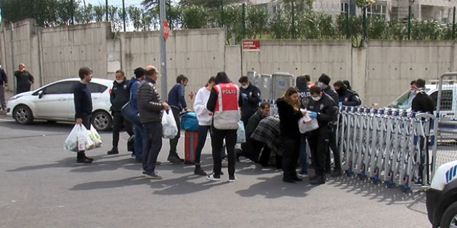 Karantinadakiler yurtta yak�nlar� ise yurt �n�nde bekliyor