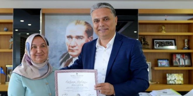 46 yaşında 4 çocuk bakarak üniversiteden mezun oldu
