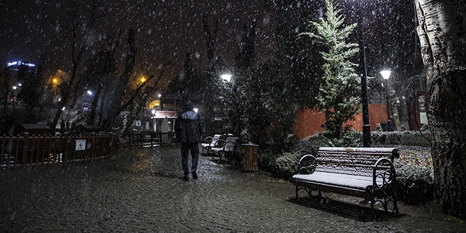 Ankara'da yo�un kar, kenti beyaza b�r�d�