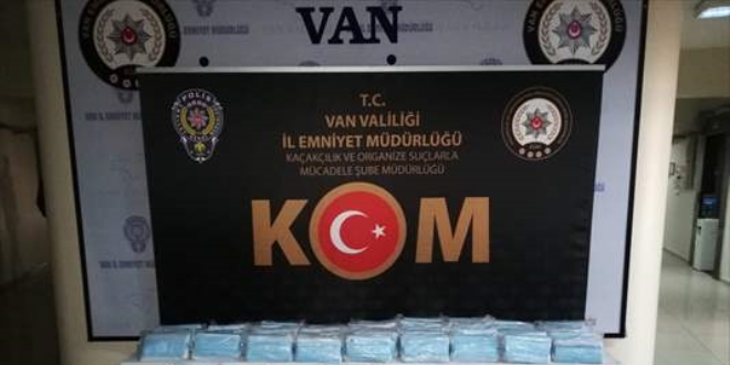 Van'da g�mr�k ka�a�� 6 bin 900 t�bbi maske ele ge�irildi