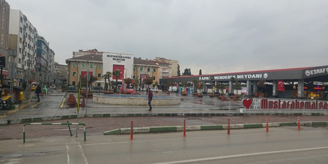 Vatandaşlar koronaya karşı tedbir almadı...Belediye bankları söktü