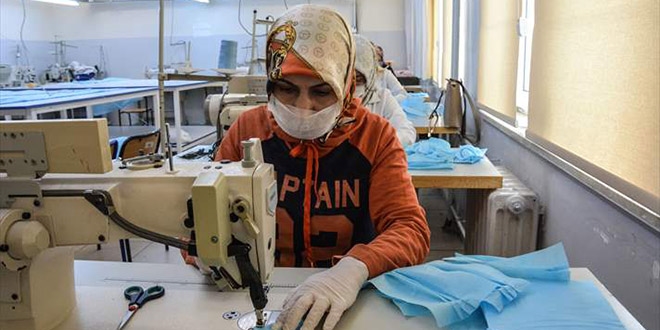 Malatya'da öğretmenler koronavirüse karşı maske mesaisinde