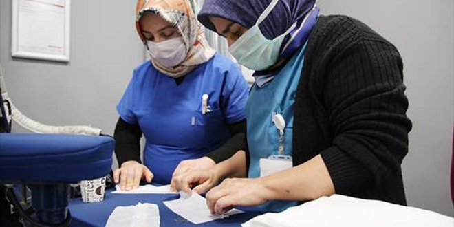 Hastanenin maskelerini, gönüllü personel dikiyor