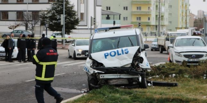 Polis otosu ile otomobil çarpıştı: 2'si polis, 5 yaralı