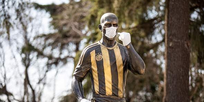 Taraftar, Alex heykeline maske ve eldiven takarak dikkati çekti