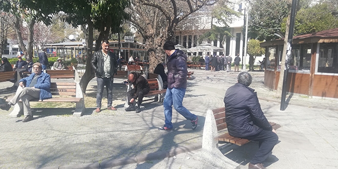 Koronavirüse aldırmadılar, çay alıp parklarda sohbet ettiler