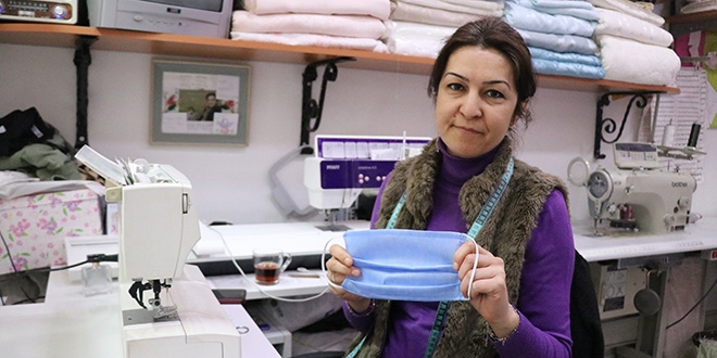 Sağlık çalışanlarının maskesini gönüllü terziler dikiyor