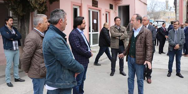 Belediyeye gelen müteahhitlerle açık havada görüşüldü
