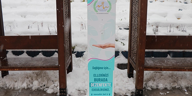 Belediyenin otobüs durağına koyduğu el dezenfektanı kayboldu