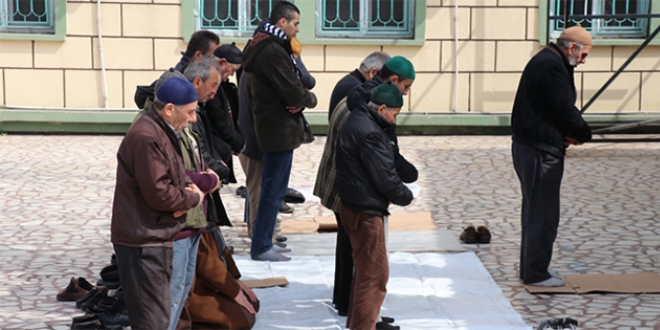 Karab�k'te, uyar�lar� dinlemeyip, Cuma namaz� k�ld�lar