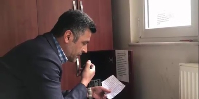 Belediye başkanı vatandaşların toplanmalarını önlemek için anonsun başına geçti