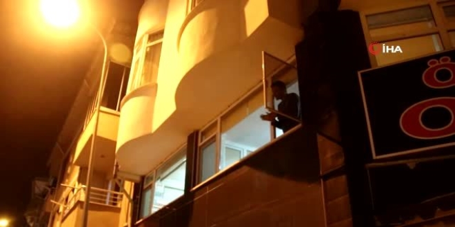 Sağlık çalışanlarına balkondan mini konseriyle destek verdi