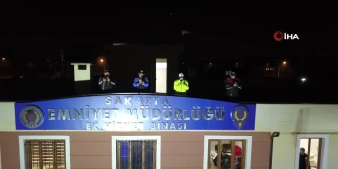 Polis ekiplerinden sağlık personeline alkış ve sirenli destek