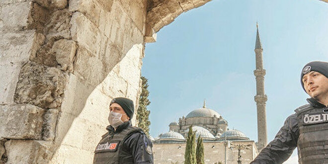 Cemaatle namaz k�lmak s�nnet, insan sa�l���n� korumak farzd�r